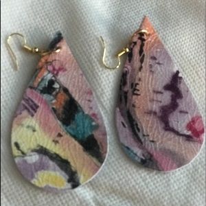 Leather earrings with beautiful hues to amaze you!
